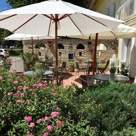 Hencz Vendeghaz 3* Balatonakarattya